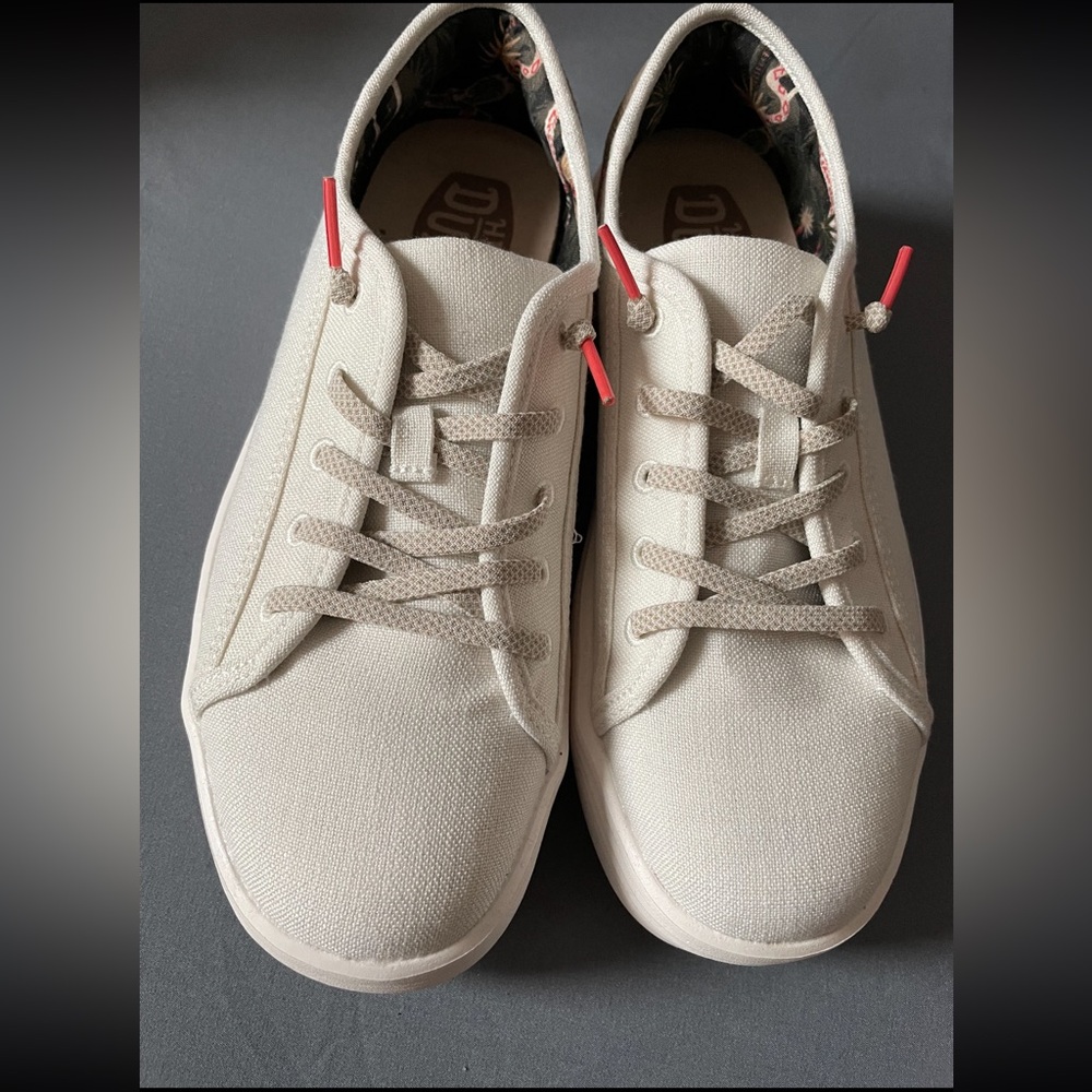 Woman’s Hey Dudes sz 8